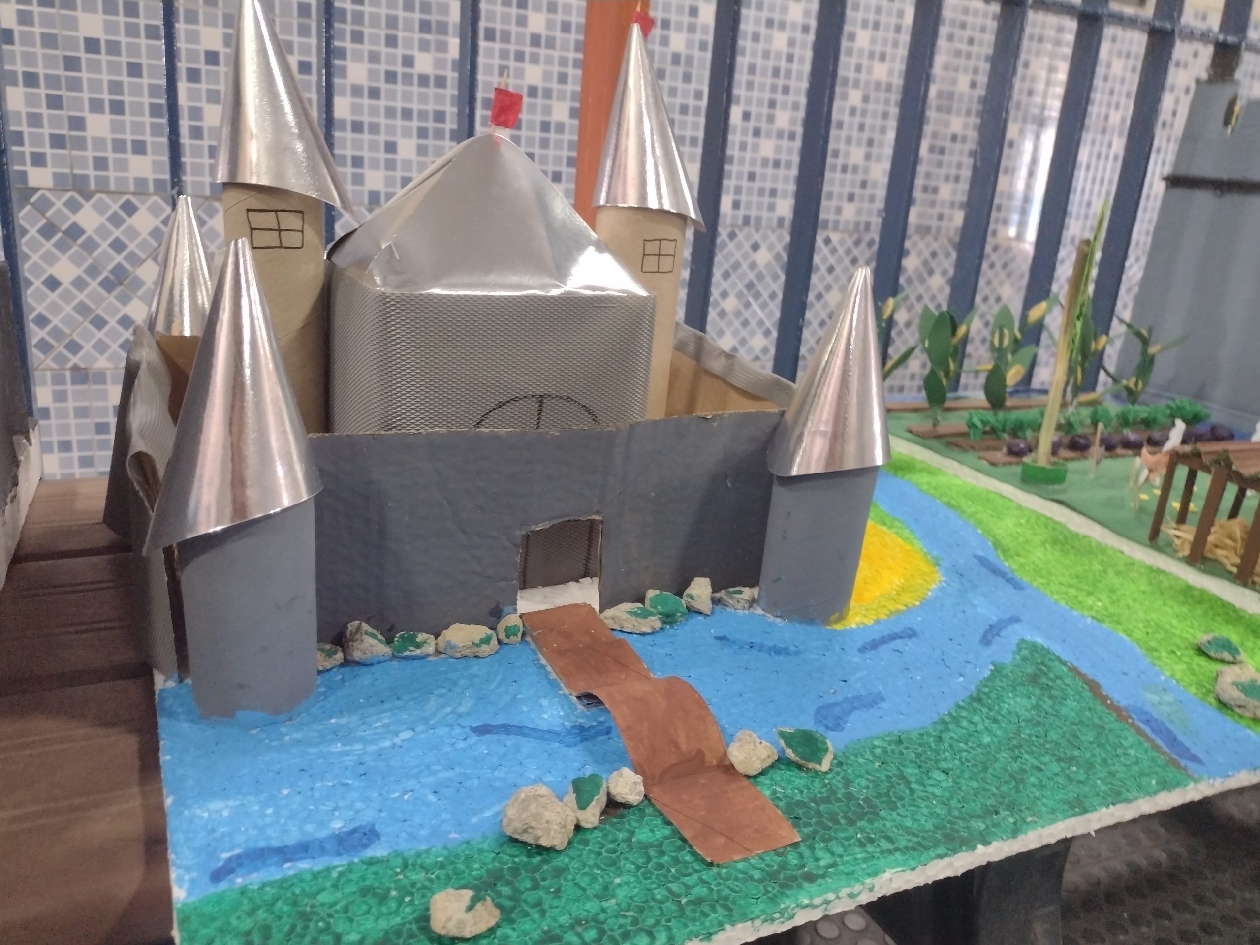 Turmas do 7º ano criam maquetes sobre o feudalismo – Colégio Bonfim
