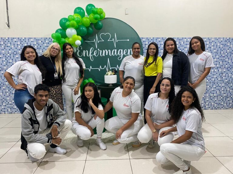 Turma de Enfermagem ganha festa surpresa de conclusão de curso